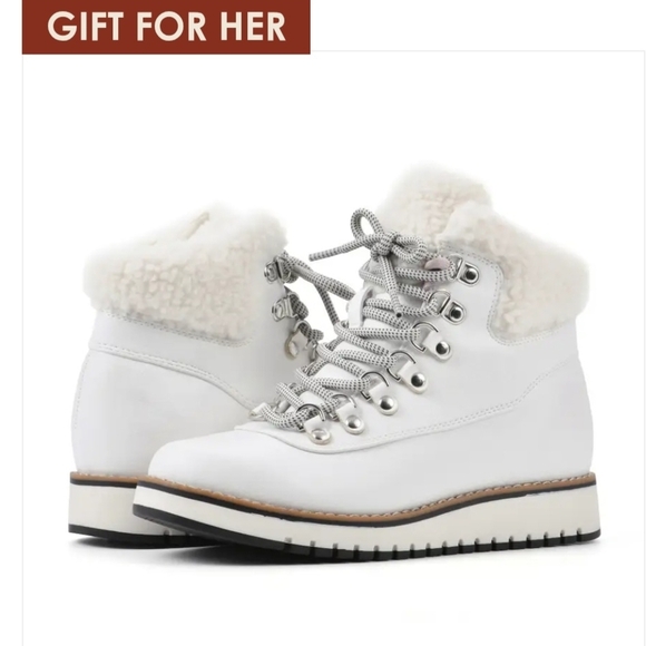 White Mountain Shoes - NIB White Mountain White Winter Boots with Black Sole - Size 8.5